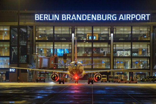 aeroport berlina suditimetsya z klimatichnimi aktivistami yaki blokuvali jogo robotu 66d1f257b0b50 Аеропорт Берліна судитиметься з кліматичними активістами, які блокували його роботу