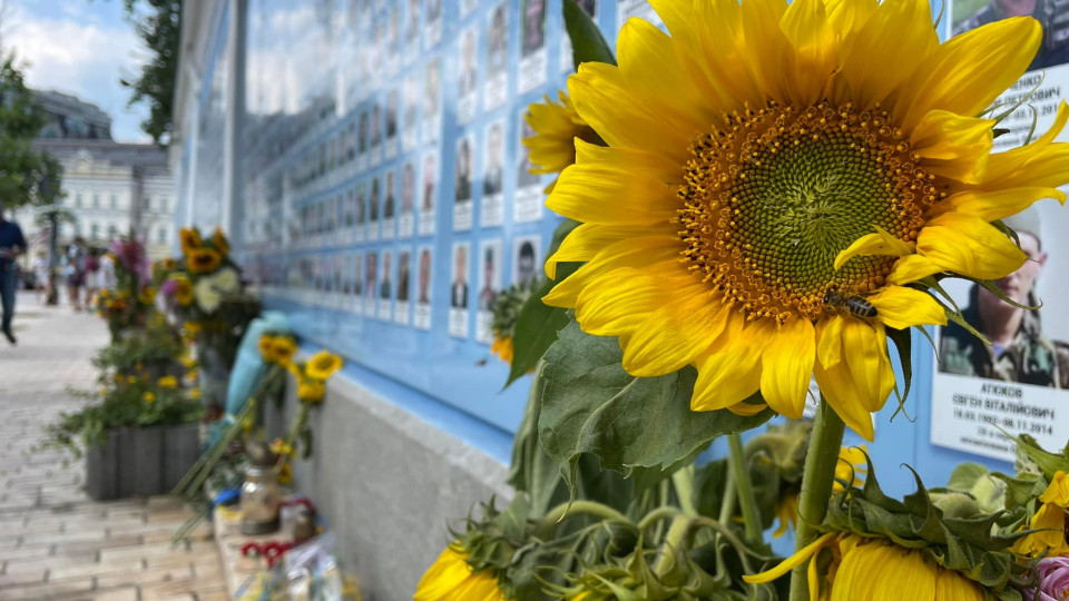 desyata rokovina ilovajskod197 tragedid197 v ukrad197ni vshanovuyut pamyat poleglix Десята роковина Іловайської трагедії: в Україні вшановують пам’ять полеглих захисників