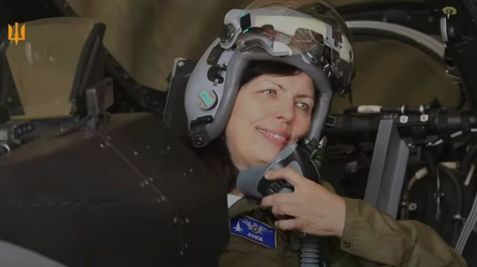 mati zagiblogo pilota dzhusa sila u vinishhuvach f 16 na yakomu mriyav litati d197d197 sin video 66ccac83a184e Мати загиблого пілота «Джуса» сіла у винищувач F-16, на якому мріяв літати її син — відео