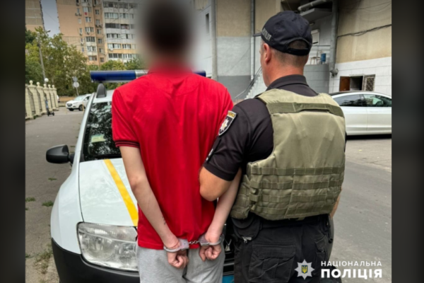 pidpaliv kupyuri ta kinuv d197x na pidlogu v odesi zatrimali cholovika yakij namagavsya pidpaliti xram 66d0a0b06dc7c Підпалив купюри та кинув їх на підлогу: в Одесі затримали чоловіка, який намагався підпалити храм