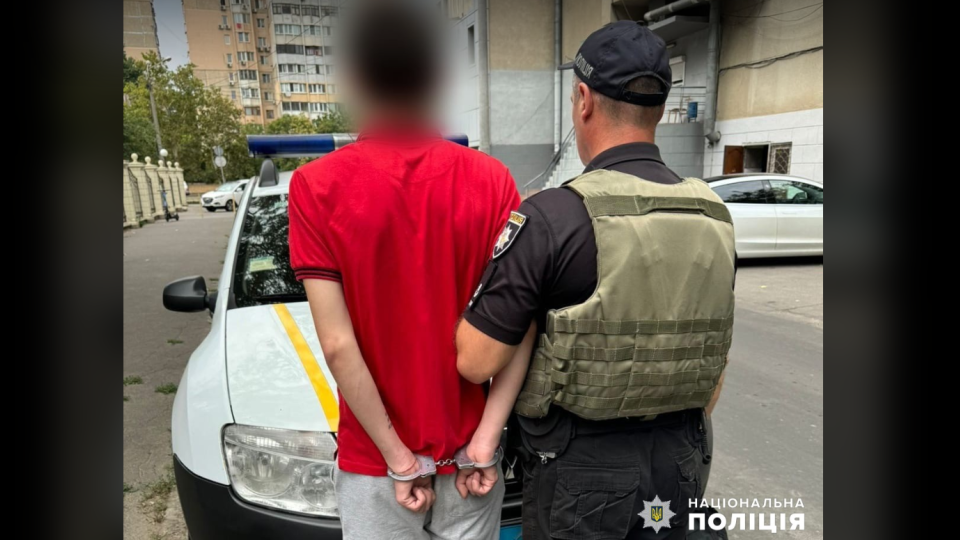 pidpaliv kupyuri ta kinuv d197x na pidlogu v odesi zatrimali cholovika yakij namagavsya pidpaliti Підпалив купюри та кинув їх на підлогу: в Одесі затримали чоловіка, який намагався підпалити храм