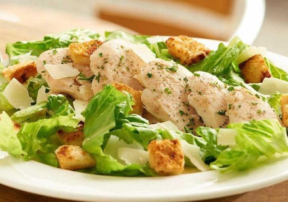 pikantnij salat iz xurmoyu kurkoyu ta mocareloyu 66cca9779949a Пікантний салат із хурмою, куркою та моцарелою