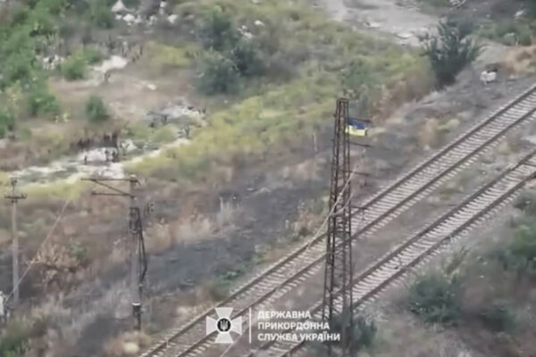 prikordonniki vstanovili ukrad197nskij prapor na donechchini 66ccad8feb109 Прикордонники встановили український прапор на Донеччині