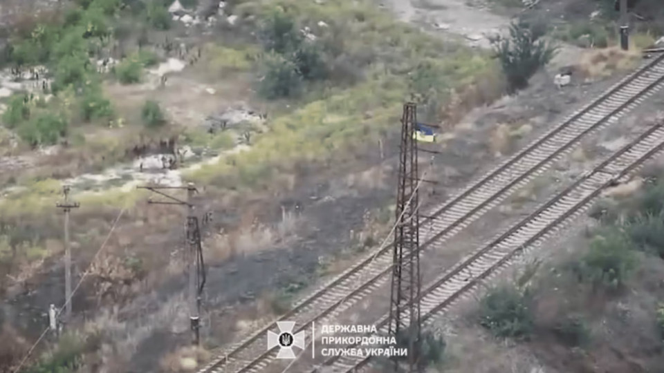 prikordonniki vstanovili ukrad197nskij prapor na donechchini 66ccad8feb109 Прикордонники встановили український прапор на Донеччині