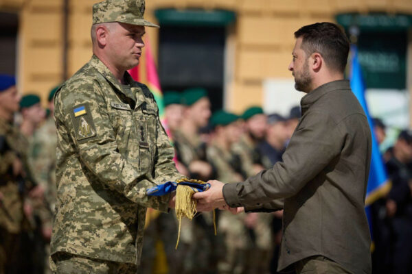 volodimir zelenskij vruchiv strichku privid kiyeva bojovim lotchikam 66ccad9c40469 Володимир Зеленський вручив стрічку «Привид Києва» бойовим льотчикам