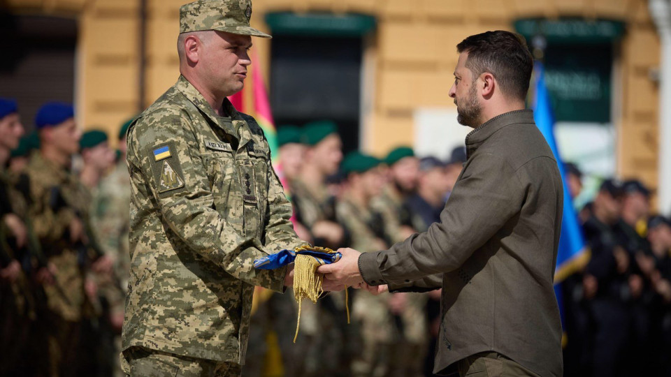 volodimir zelenskij vruchiv strichku privid kiyeva bojovim lotchikam 66ccad9c40469 Володимир Зеленський вручив стрічку «Привид Києва» бойовим льотчикам