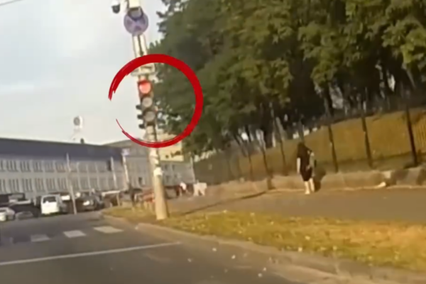 karma nazdognala vodiya yakij prod197xav perexrestya na chervonij signal svitlofora u kiyevi video 66efc96e5f54e Карма наздогнала водія, який проїхав перехрестя на червоний сигнал світлофора у Києві, відео