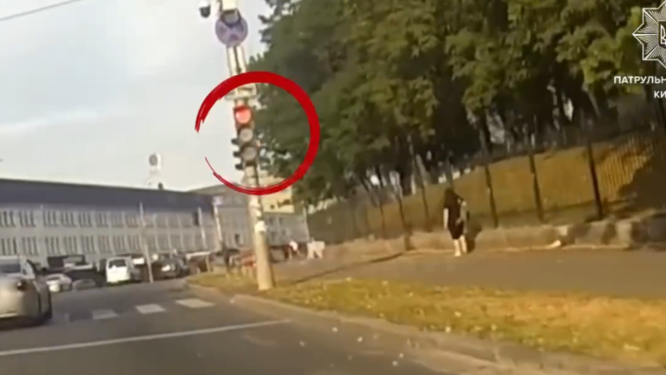 karma nazdognala vodiya yakij prod197xav perexrestya na chervonij signal svitlofora u kiyevi video 66efc96e5f54e Карма наздогнала водія, який проїхав перехрестя на червоний сигнал світлофора у Києві, відео