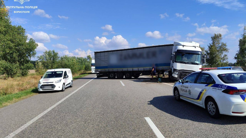 na avtodorozi kid197v xarkiv vantazhivka stala poperek dorogi rux transportu uskladnenij 66e4663d36fe3 На автодорозі Київ – Харків вантажівка стала поперек дороги – рух транспорту ускладнений