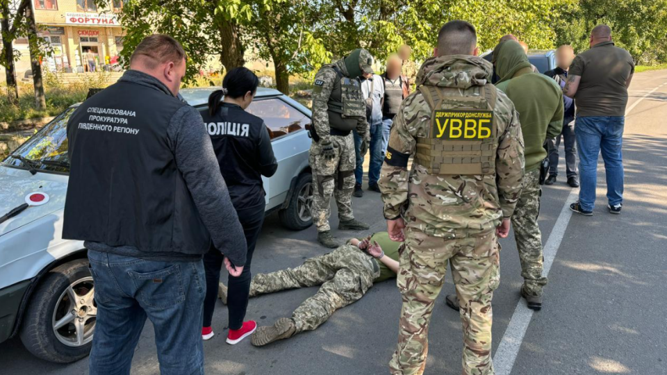 na odeshhini zatrimali prikordonnika yakij otrimav xabar u 4 tisyachi dolariv za perepravlennya cholovika do moldovi 66f3bdd66c987 На Одещині затримали прикордонника, який отримав хабар у 4 тисячі доларів за переправлення чоловіка до Молдови