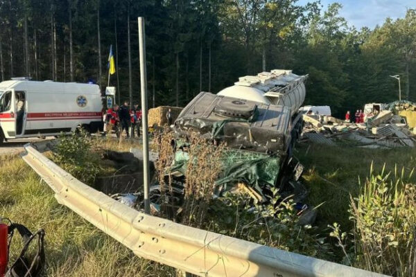 na rivnenshhini avtocisterna z gazom vrizalasya u blokpost zaginuv policejskij foto 66f904a252416 На Рівненщині автоцистерна з газом врізалася у блокпост, загинув поліцейський — фото