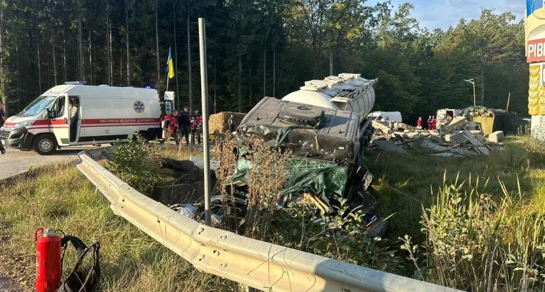 na rivnenshhini avtocisterna z gazom vrizalasya u blokpost zaginuv policejskij foto 66f904a252416 На Рівненщині автоцистерна з газом врізалася у блокпост, загинув поліцейський — фото