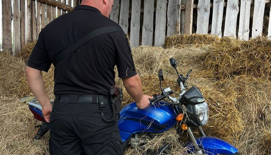 na rivnenshhini vikradenij motocikl policiya znajshla u sinniku 66ee77aa95b31 На Рівненщині викрадений мотоцикл поліція знайшла у сіннику