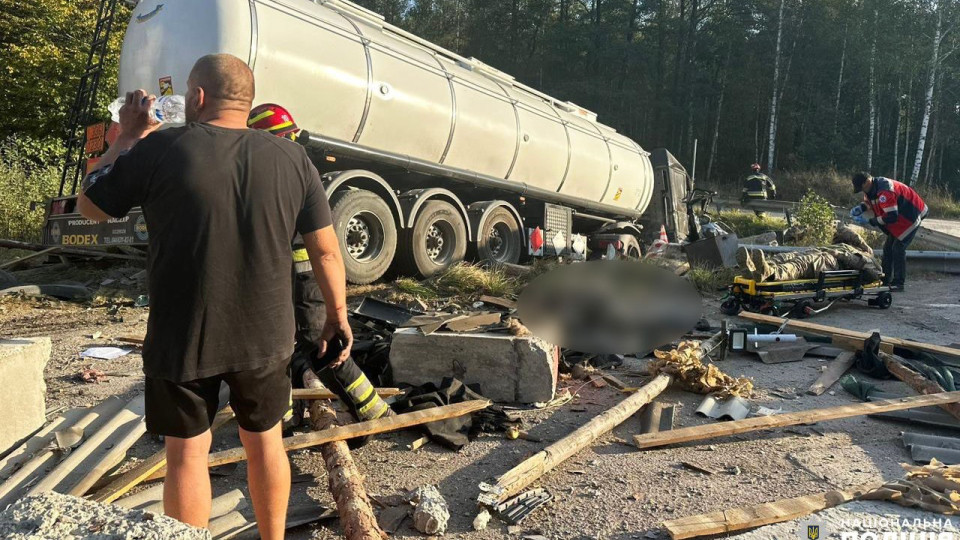 na rivnenshhini zatrimali vodiya avtocisterna z gazom yakogo vrizalasya u blokpost 66f90489554a6 На Рівненщині затримали водія, автоцистерна з газом якого врізалася у блокпост