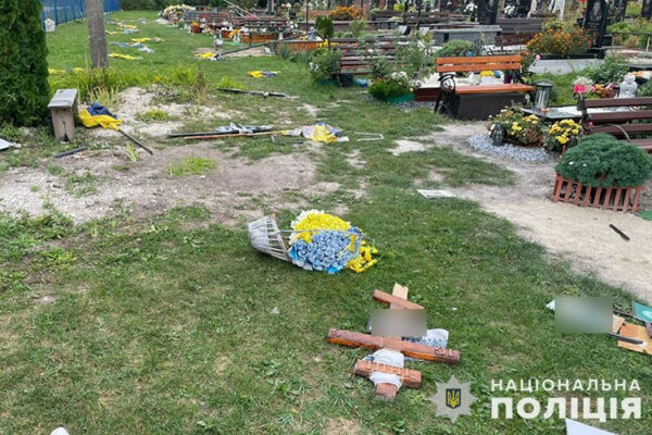 na ternopilshhini vandal poshkodiv 11 mogil zagiblix zaxisnikiv 66f7b33038e18 На Тернопільщині вандал пошкодив 11 могил загиблих захисників