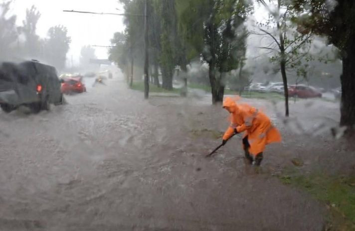 odesu nakrila silna zliva vulici pishli pid vodu lyudi ryatuyutsya na daxax avtivok video 66e709701183b Одесу накрила сильна злива: вулиці пішли під воду, люди рятуються на дахах автівок — відео