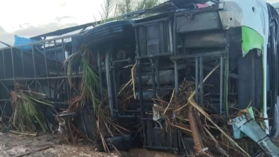 povin znesla pasazhirskij avtobus v marokko dvoye zagiblix 14 zniklix bezvisti 66f26d6c83040 Повінь знесла пасажирський автобус в Марокко – двоє загиблих, 14 зниклих безвісти