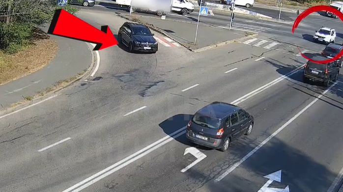 u kiyevi pokarali vodiya mercedes benz yakij ne nadav perevagu v rusi policejskim video 66f3be0a511a3 У Києві покарали водія Mercedes-Benz, який не надав перевагу в русі поліцейським — відео