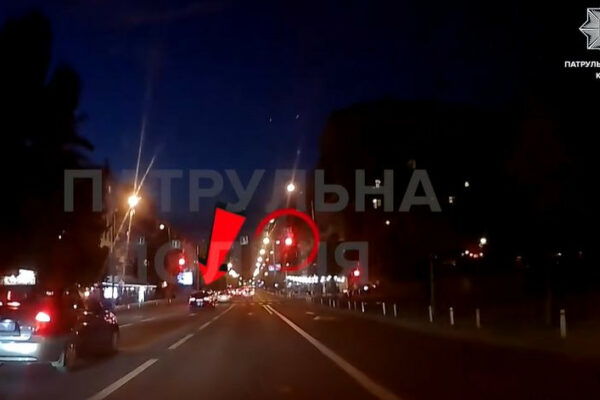 u kiyevi pokarali vodiya volkswagen yakij prod197xav na chervonij signal svitlofora video 66ea8790596dd У Києві покарали водія Volkswagen, який проїхав на червоний сигнал світлофора — відео