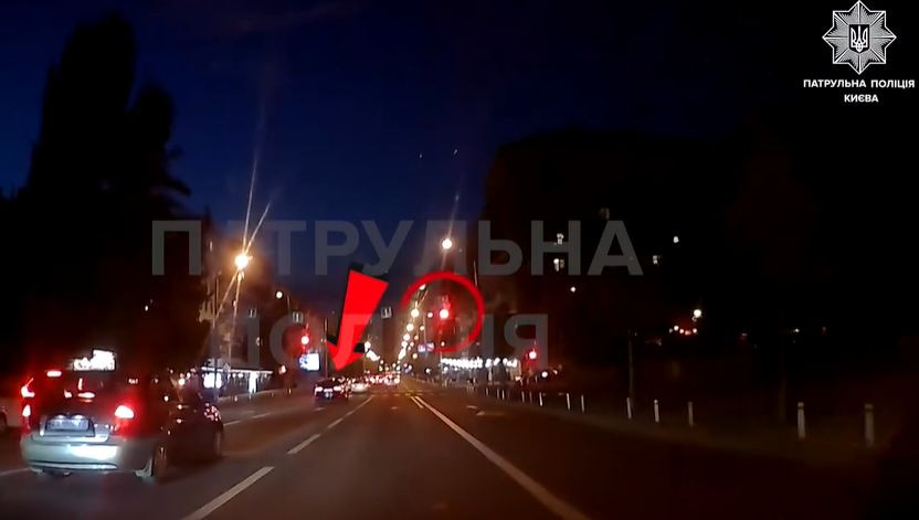 u kiyevi pokarali vodiya volkswagen yakij prod197xav na chervonij signal svitlofora video 66ea8790596dd У Києві покарали водія Volkswagen, який проїхав на червоний сигнал світлофора — відео