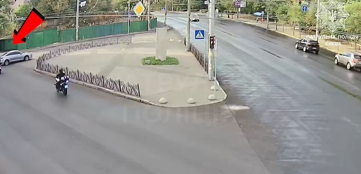 u kiyevi pokarali vodiya yakij ne nadav perevagu v rusi motopatrulyu video 66f661074f4d0 У Києві покарали водія, який не надав перевагу в русі мотопатрулю — відео