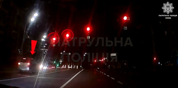 u kiyevi pokarali vodiya yakij proletiv na chervonij signal svitlofora video 66d4944837d14 У Києві покарали водія, який пролетів на червоний сигнал світлофора, відео