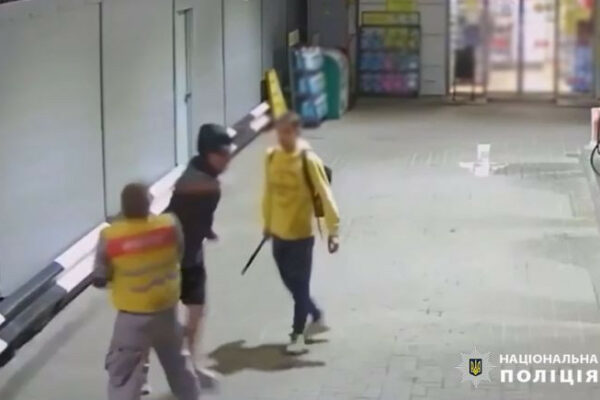 u kiyevi povidomili pro pidozru molodikam yakij vchinili zuxvalij napad na pracivnika azs 66ebd48c2fb94 У Києві повідомили про підозру молодикам, який вчинили зухвалий напад на працівника АЗС