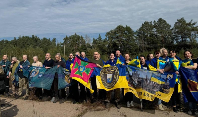 ukrad197na povernula z rosijskogo polonu 49 gromadyan sered nix leniye umyerova ta zaxisniki azovstali 66e4667045616 Україна повернула з російського полону 49 громадян, серед них — Леніє Умєрова та захисники Азовсталі