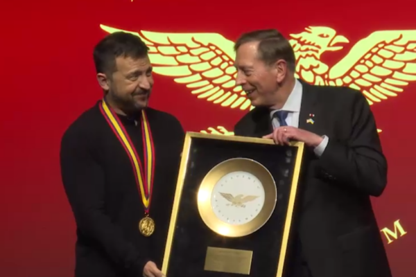 volodimir zelenskij otrimav nagorodu amerikanskod197 akademid197 dosyagnen the golden plate award video 66f26d56f37aa Володимир Зеленський отримав нагороду Американської академії досягнень – The Golden Plate Award, відео