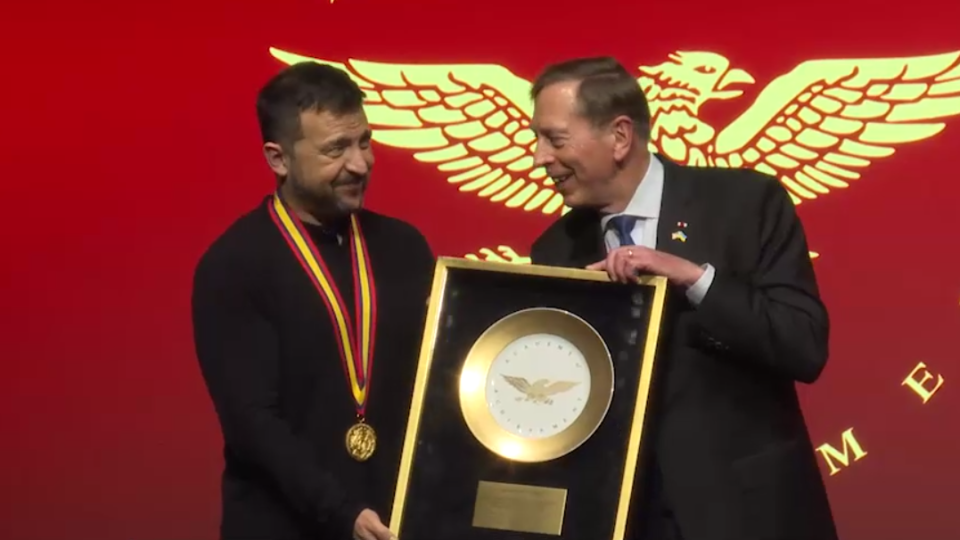 volodimir zelenskij otrimav nagorodu amerikanskod197 akademid197 dosyagnen the golden plate award video 66f26d56f37aa Володимир Зеленський отримав нагороду Американської академії досягнень – The Golden Plate Award, відео