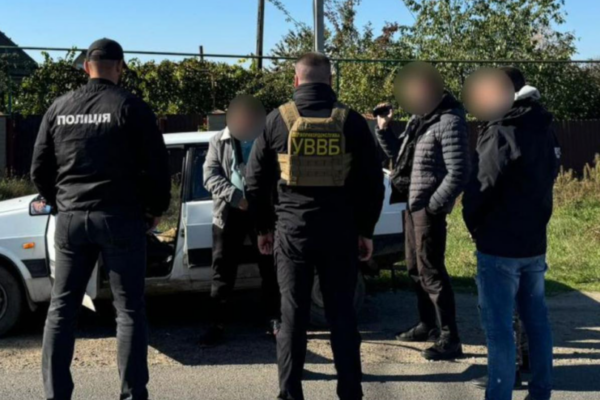 10 tisyach dolariv za shlyax do moldovi na odeshhini zatrimali organizatora nezakonnogo kanalu peretinu kordonu 6719f9ecbff20 10 тисяч доларів за шлях до Молдови — на Одещині затримали організатора незаконного каналу перетину кордону