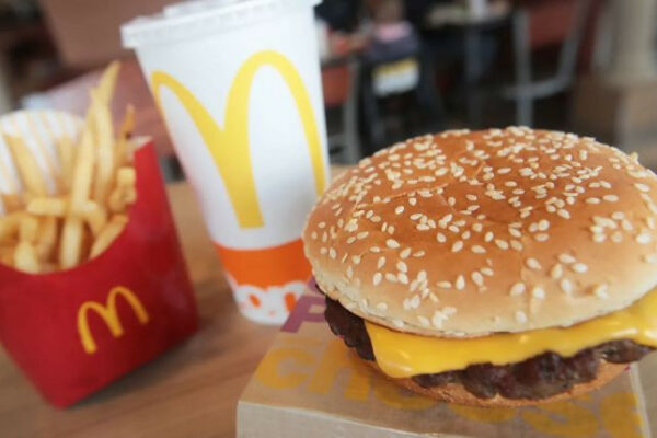 akcid197 mcdonalds rizko vpali pislya masovix otruyen burgerami u ssha 6719fb1b6fa8f Акції McDonald’s різко впали після масових отруєнь бургерами у США