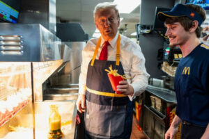 donald tramp vijshov pracyuvati na kuxnyu v mcdonalds i potroliv kamalu garris video 6717587b03088 Дональд Трамп вийшов працювати на кухню в McDonald's і потролив Камалу Гарріс, відео