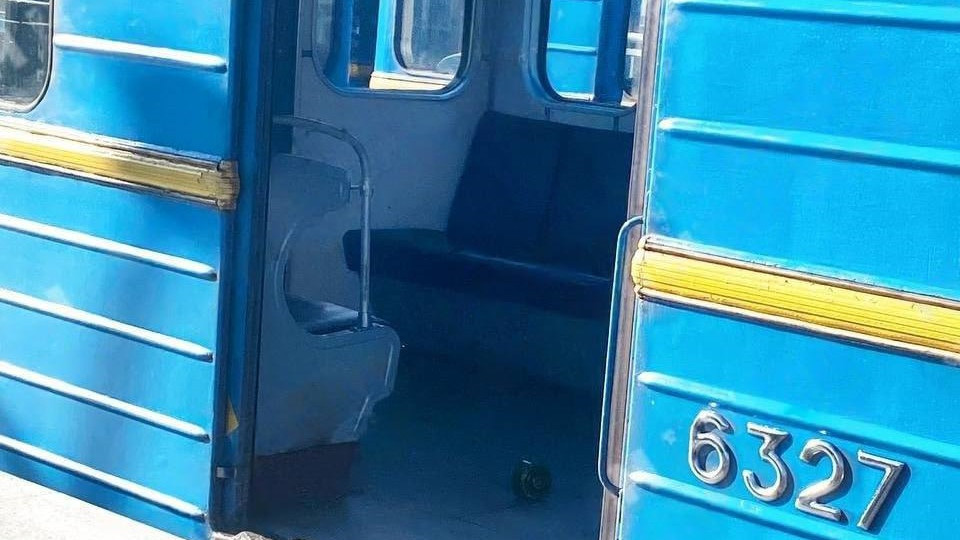 metro zupinili bo do vagonu pidkinuli predmet sxozhij na minu video 6707867c1cb16 Метро зупинили, бо до вагону підкинули предмет, схожий на міну, відео