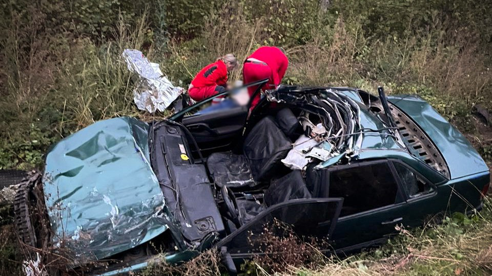 na lvivshhini legkovik zitknuvsya z velikoyu rogatoyu xudoboyu vodiya zatislo u ponivechenomu avto 66fba77dccfbe На Львівщині легковик зіткнувся з великою рогатою худобою – водія затисло у понівеченому авто