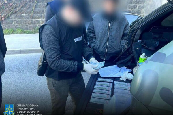 na lvivshhini zatrimali posadovcya medcentru yakij vimagav xabar u vijskovogo za prodovzhennya likuvannya 671f4044ce4c5 На Львівщині затримали посадовця медцентру, який вимагав хабар у військового за продовження лікування