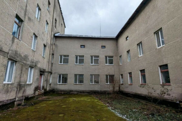 На Рівненщині після ракетного удару в лікарні встановили неякісні вікна — очільника медзакладу підозрюють у службовій недбалості na rivnenshhini pislya raketnogo udaru v likarni vstanovili neyakisni vikna ochilnika medzakladu pidozryuyut u sluzhbovij nedbalosti 6718a8da220ea На Рівненщині після ракетного удару в лікарні встановили неякісні вікна — очільника медзакладу підозрюють у службовій недбалості