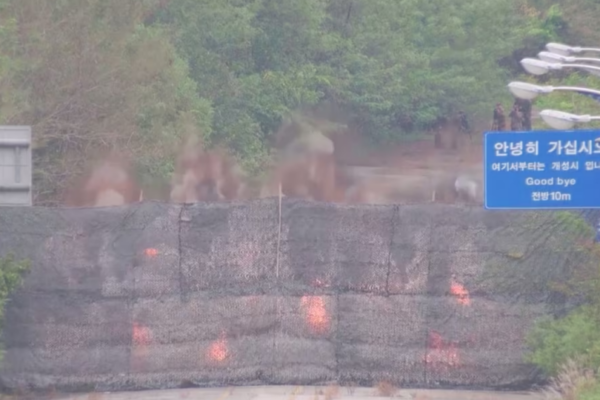 pivnichna koreya pidirvala mizhkorejsku dorogu ta zaliznichni linid197 bilya kordonu foto ta video 6710bf073db01 Північна Корея підірвала міжкорейську дорогу та залізничні лінії біля кордону, фото та відео