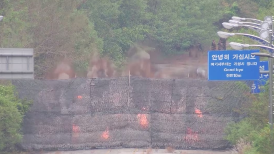 pivnichna koreya pidirvala mizhkorejsku dorogu ta zaliznichni linid197 bilya kordonu foto ta video 6710bf073db01 Північна Корея підірвала міжкорейську дорогу та залізничні лінії біля кордону, фото та відео