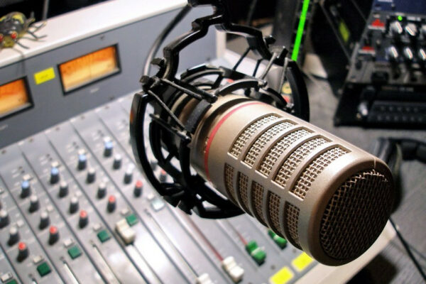 polska radiostanciya zapustila programu z veduchim stvorenim shi 6719fa09c2eb9 Польська радіостанція запустила програму з ведучим, створеним ШІ