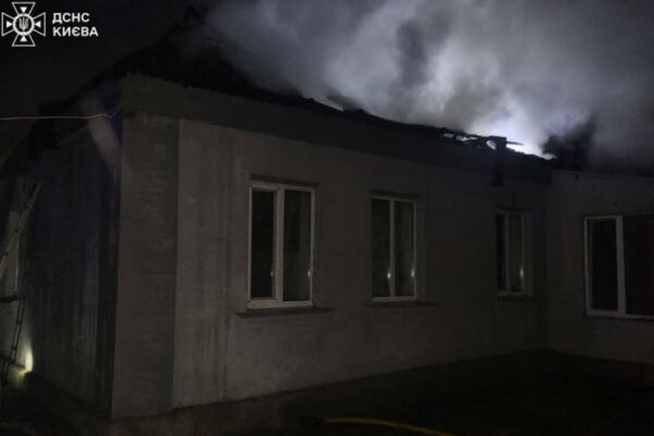 poshkodzheno dva budinki u dsns pokazali naslidki padinnya ulamkiv shaxediv u kiyevi 671605153006a Пошкоджено два будинки — у ДСНС показали наслідки падіння уламків «шахедів» у Києві