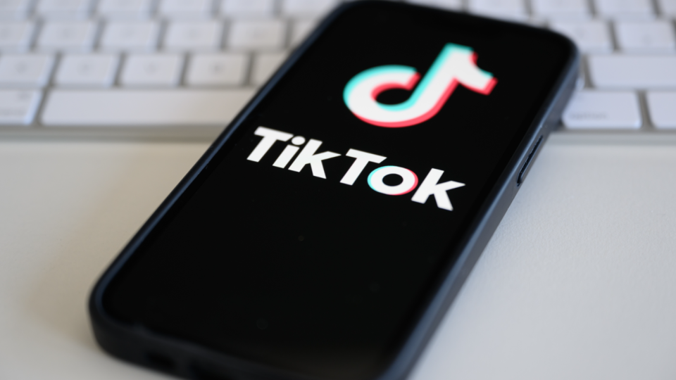 tiktok masovo zvilnyaye pracivnikiv i zaminyuye d197x shtuchnim intelektom 670cca0bcfcd3 TikTok масово звільняє працівників і замінює їх штучним інтелектом