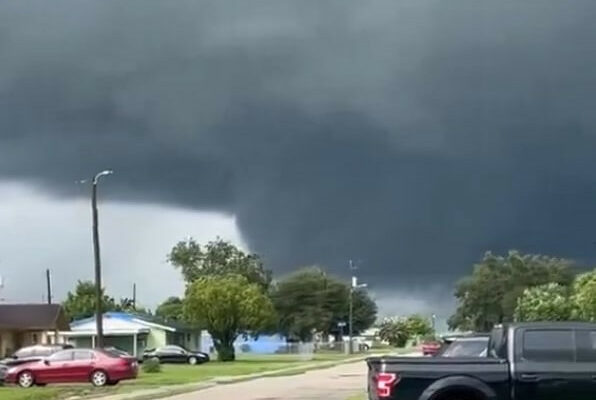 tornado ta shtorm nese uragan milton do floridi pershi video 6707857cde4ac Торнадо та шторм несе ураган «Мілтон» до Флориди – перші відео