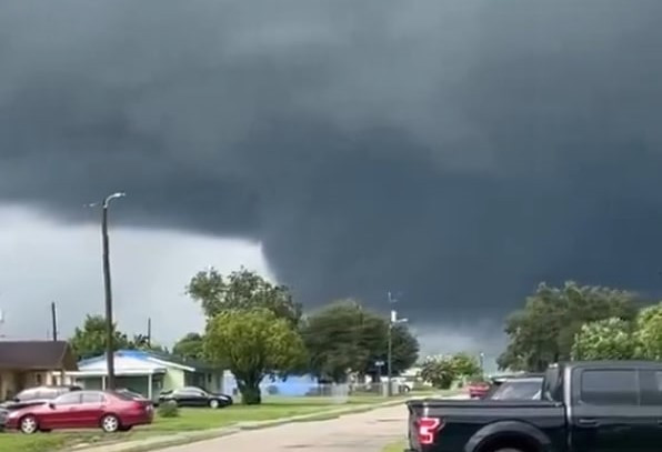 tornado ta shtorm nese uragan milton do floridi pershi video 6707857cde4ac Торнадо та шторм несе ураган «Мілтон» до Флориди – перші відео