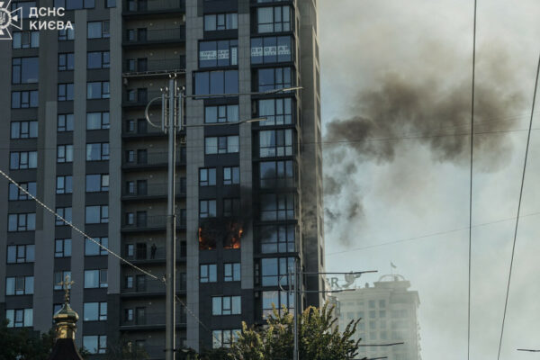 u centri kiyeva evakuyuvali lyudej iz bagatopoverxivki foto 67121102b4ad7 У центрі Києва евакуювали людей із багатоповерхівки, фото