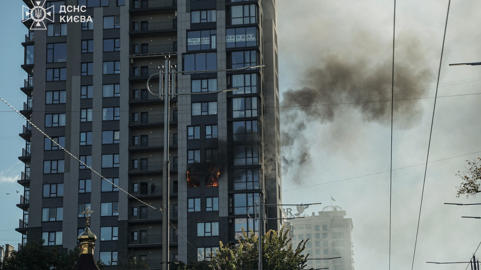 u centri kiyeva evakuyuvali lyudej iz bagatopoverxivki foto 67121102b4ad7 У центрі Києва евакуювали людей із багатоповерхівки, фото