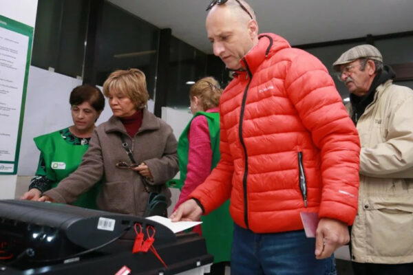 u gruzid197 proxodyat parlamentski vibori zafiksovano bijku i vkidannya byuleteniv video 671deff8a0296 У Грузії проходять парламентські вибори —зафіксовано бійку і вкидання бюлетенів, відео