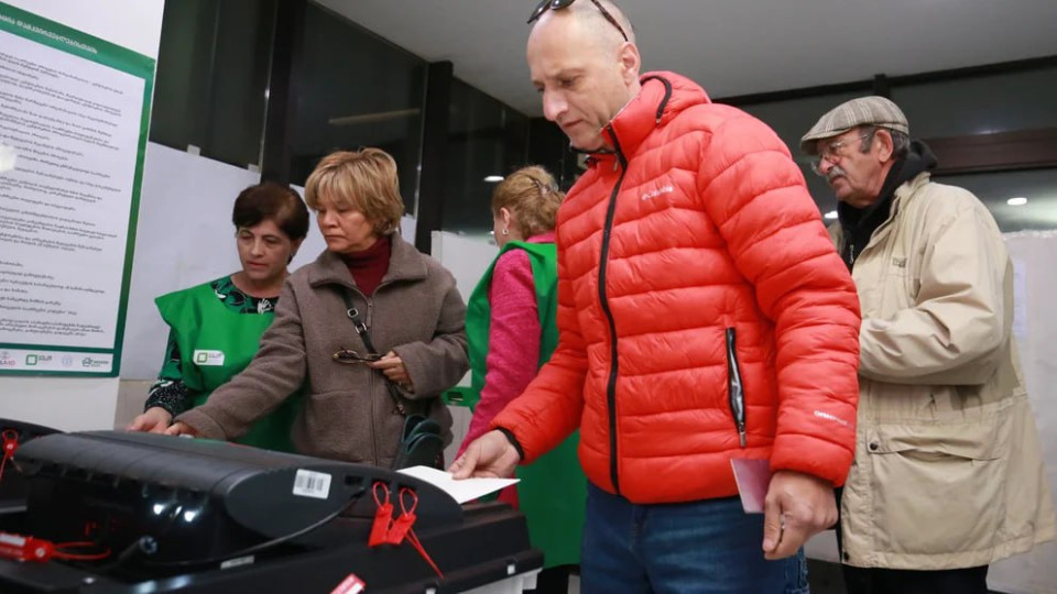 u gruzid197 proxodyat parlamentski vibori zafiksovano bijku i vkidannya byuleteniv video 671deff8a0296 У Грузії проходять парламентські вибори —зафіксовано бійку і вкидання бюлетенів, відео