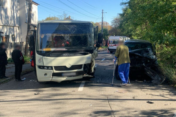 u kiyevi mashrutka potrapila u dtp rux na odnij iz vulic stolici uskladnenij 671212b1f18cf У Києві машрутка потрапила у ДТП – рух на одній із вулиць столиці ускладнений