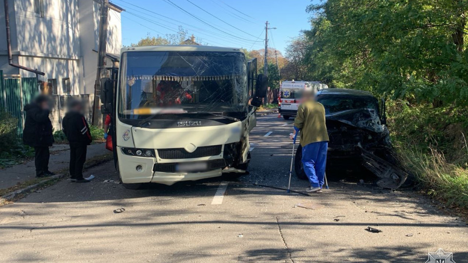 u kiyevi mashrutka potrapila u dtp rux na odnij iz vulic stolici uskladnenij 671212b1f18cf У Києві машрутка потрапила у ДТП – рух на одній із вулиць столиці ускладнений